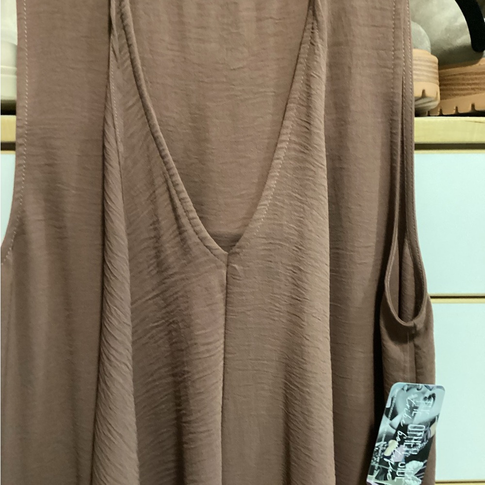 🥰 Beautiful flowy dress! High-low. Satiny. - Picture 3 of 4